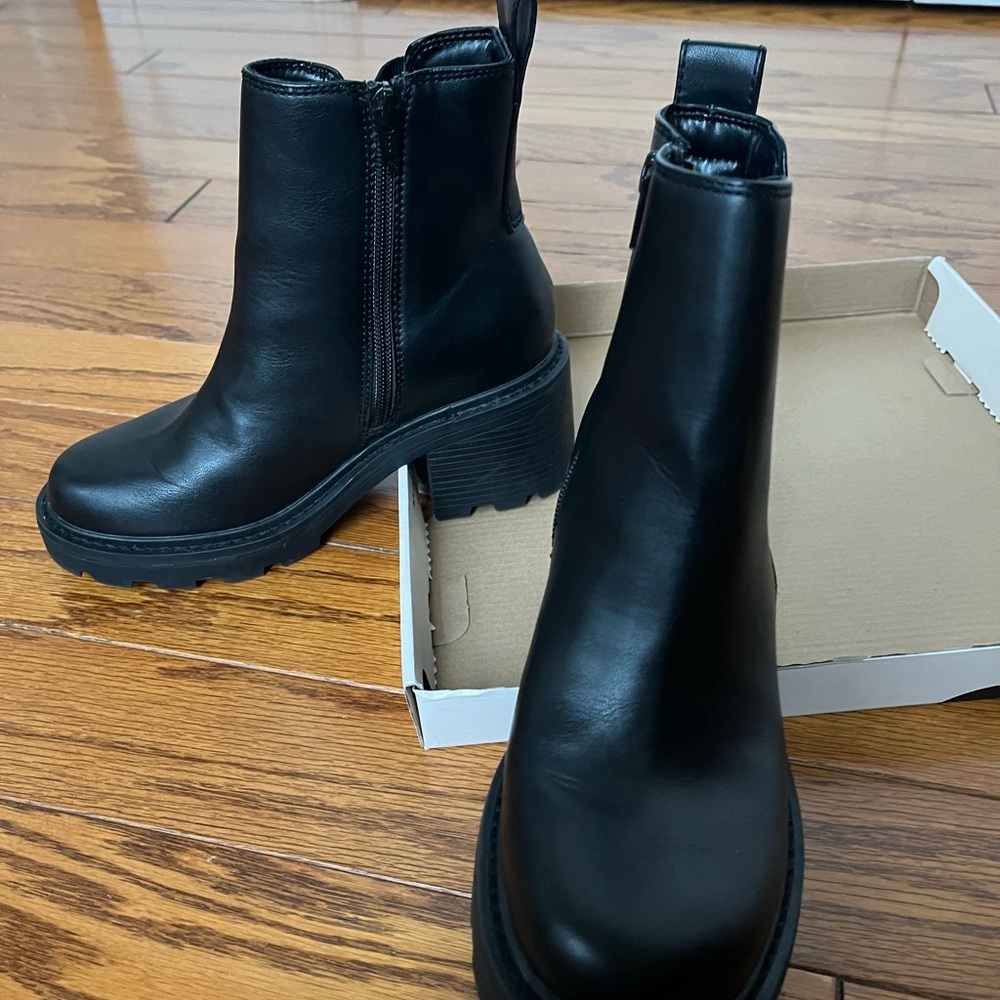 Sleek Black Heeled Boots for Women